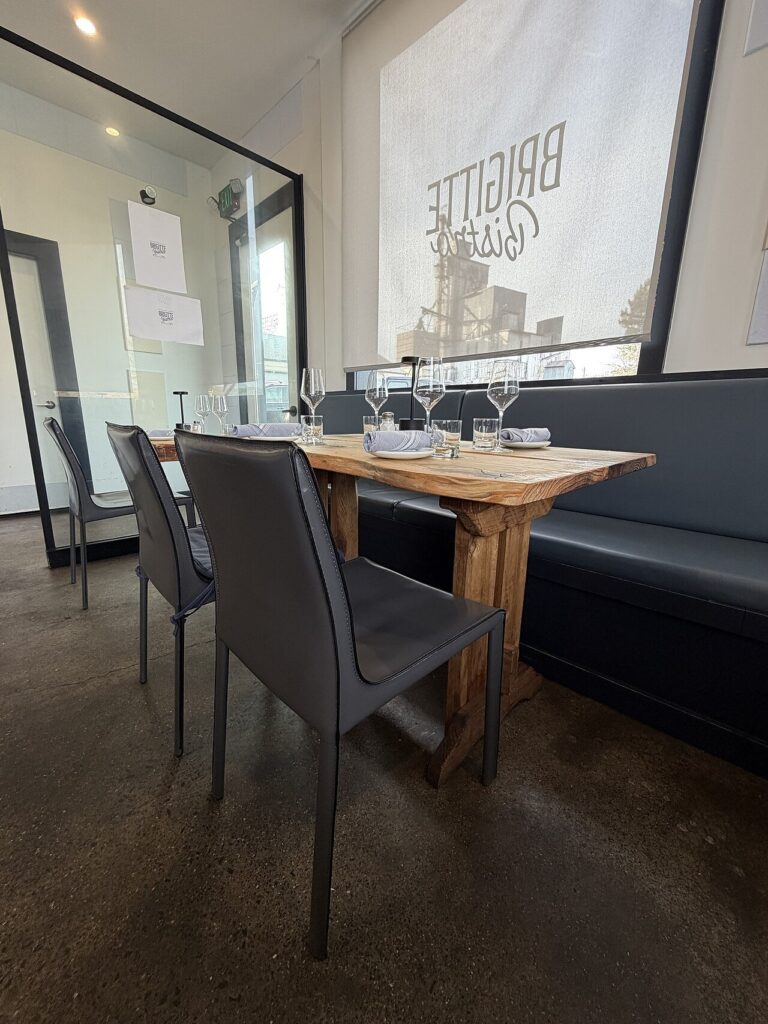 Montrealskie bistro w bieli i aluminium z nutą metabolizmu